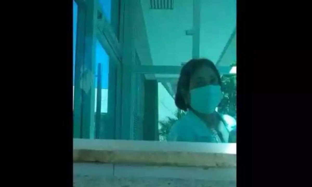 Cláudia Torres foi filmada dizendo que a dose da suposta vacina contra COVID-19 custava R$ 600
 -  (crédito: Reprodução)