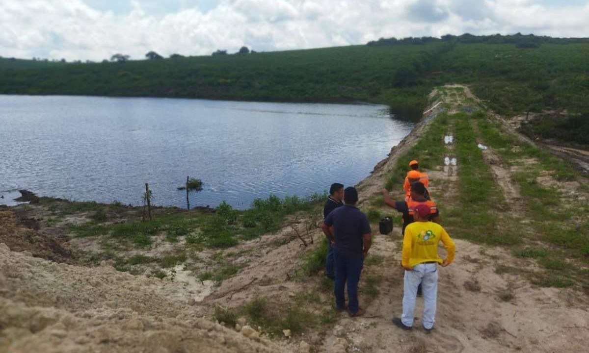 A vistoria técnica foi realizada na barragem pela Defesa Civil em conjunto com o Corpo de Bombeiros.  -  (crédito: Corpo de Bombeiros de Minas Gerais / Reprodução)