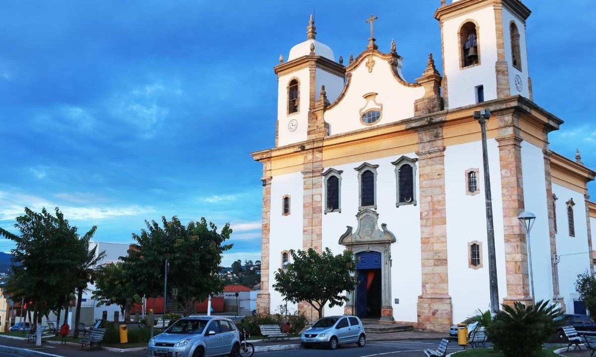 Na foto, Matriz de Nossa Senhora do Bom Sucesso e praça João Pinheiro -  (crédito: Pedro Conceição/Prefeitura de Caeté/Divulgação)