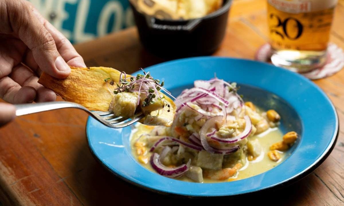 Para se refrescar em dias de calor, uma boa pedida no Redentor é o ceviche peruano com milho torrado e chips de batata-doce
 -  (crédito: Victor Schwaner/Divulgação)