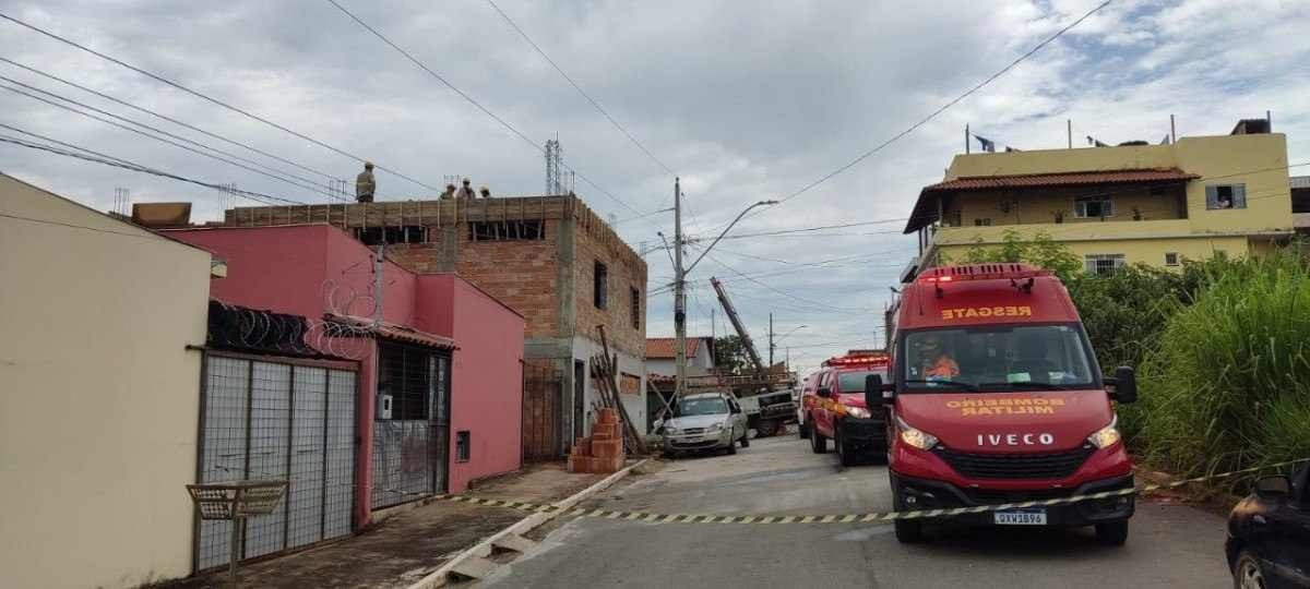 Vítimas trabalhavam em obra em Nova Serrana, no Centro-Oeste de Minas -  (crédito: Corpo de Bombeiros/Divulgação)