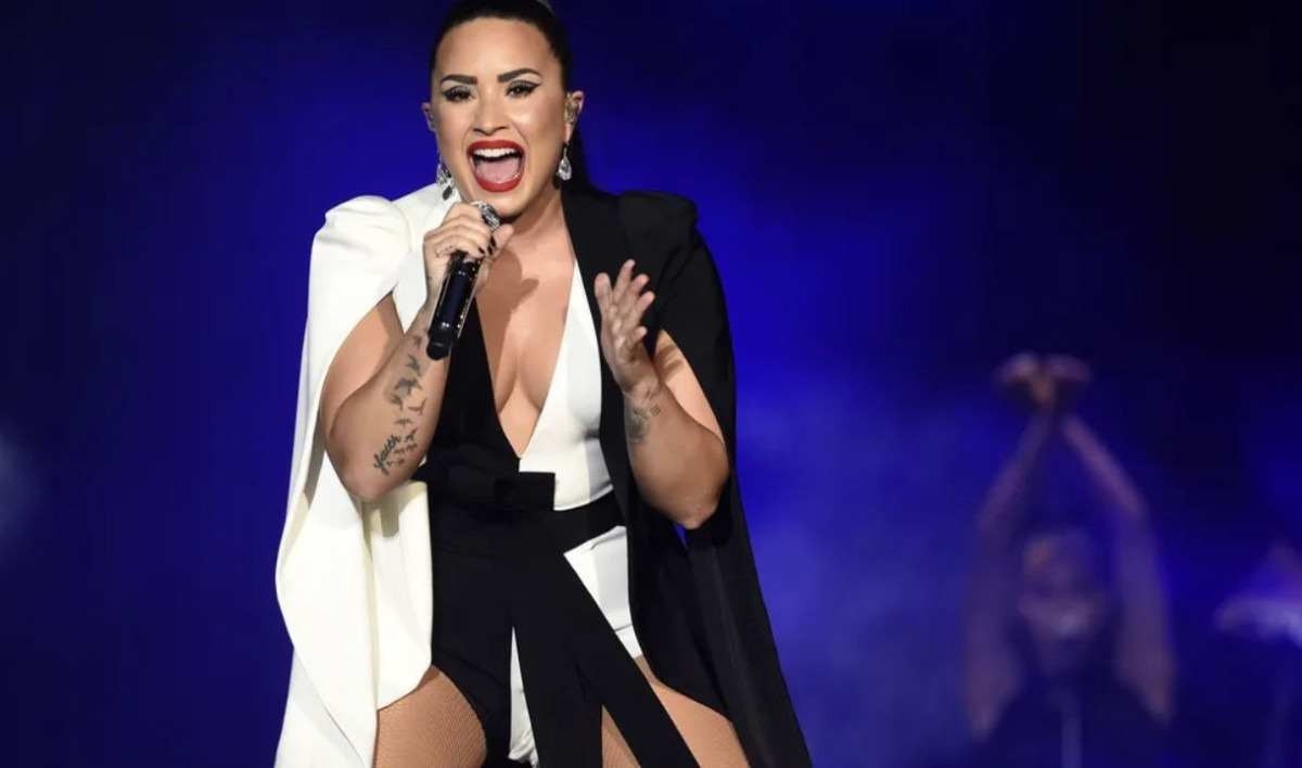 Demi Lovato virou piada após cantar sobre ataque cardíaco em um evento sobre cardiologia -  (crédito: AFP)
