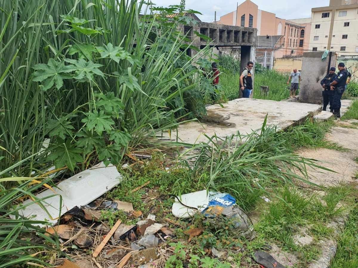 lote com muita sujeira e pessoas ao fundo 