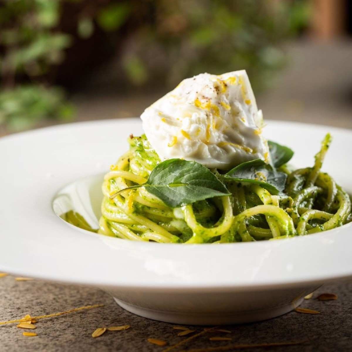 O limão siciliano ganha destaque nos pratos de verão d'O Italiano, entre eles espaguete com pesto de manjericão e burrata cremosa