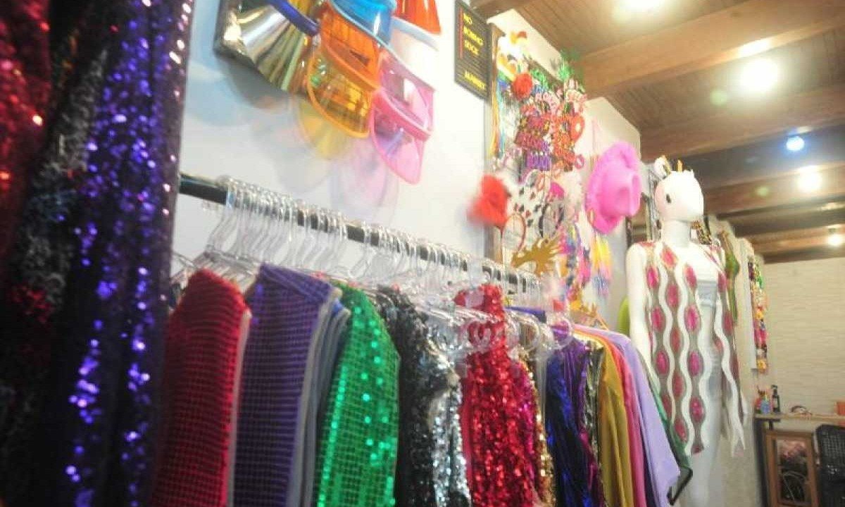Na T-Market, que fica na Savassi, as peças são todas feitas em família, com acabamento de qualidade, muito brilho, shorts, quimonos, adereços, estampas coloridas e atendem a todos os gêneros -  (crédito: Alexandre Guzanshe/EM/D.A. Press)