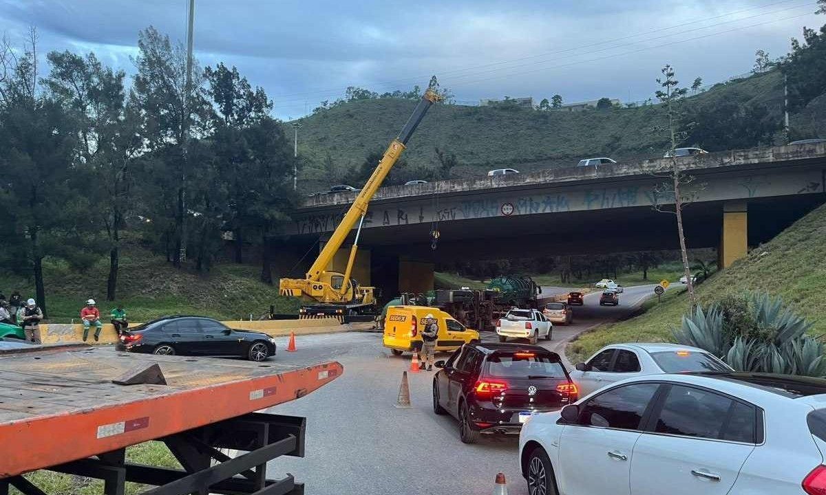 A reportagem do Estado de Minas está no local e apurou que o trânsito está travado no trecho desde o meio-dia -  (crédito: Wellington Barbosa/EM/DA. Press)