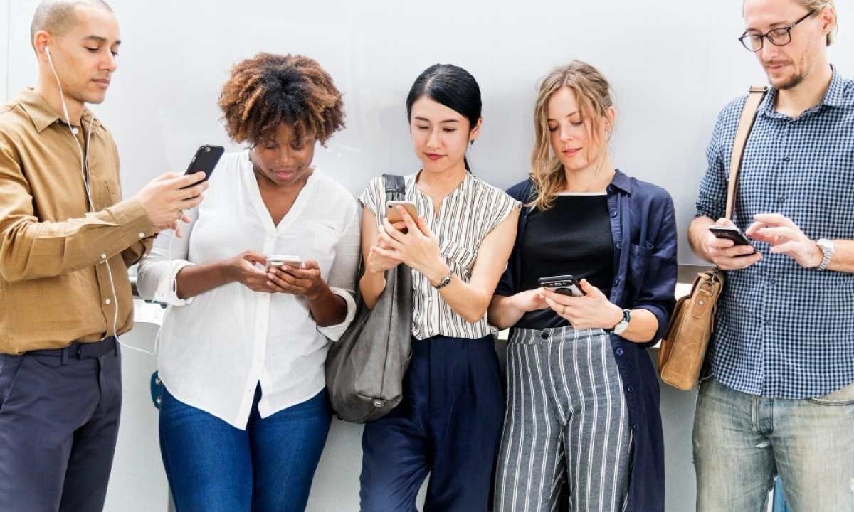 Desintoxicação digital não é somente diminuir o tempo de tela, mas olhar mais para as pessoas à nossa volta, nos conectando de verdade -  (crédito: rawpixel.com/Freepik)