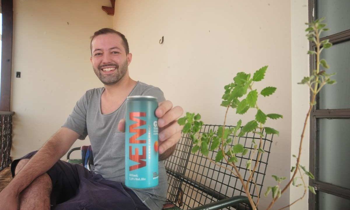 Na foto Guilherme Drager, sócio da empresa Equilibrista e a bebida Venm - lançamento da empresa com a Cervejaria Läut para o carnaval de 2024.
       -  (crédito: Alexandre Guzanshe/EM/D.A. Press. )