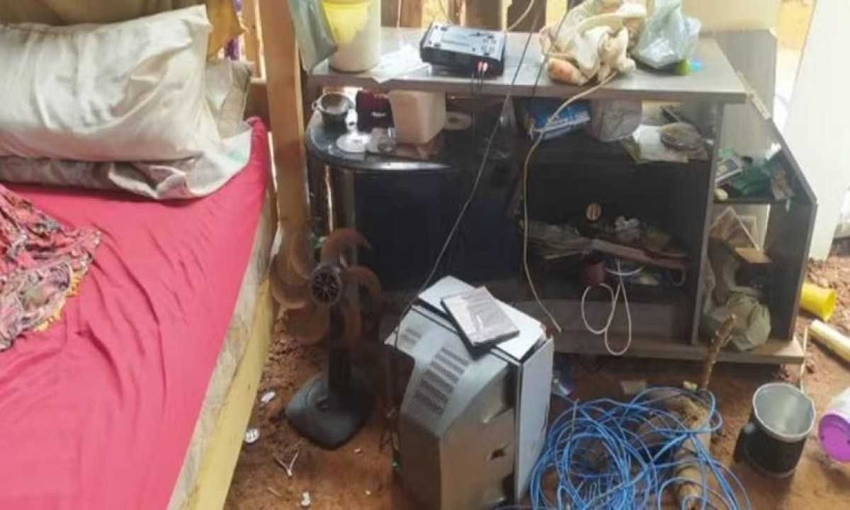Casa de vítima foi parcialmente destruída por ex-cunhado e comparsas -  (crédito: Divulgação / PMMG)