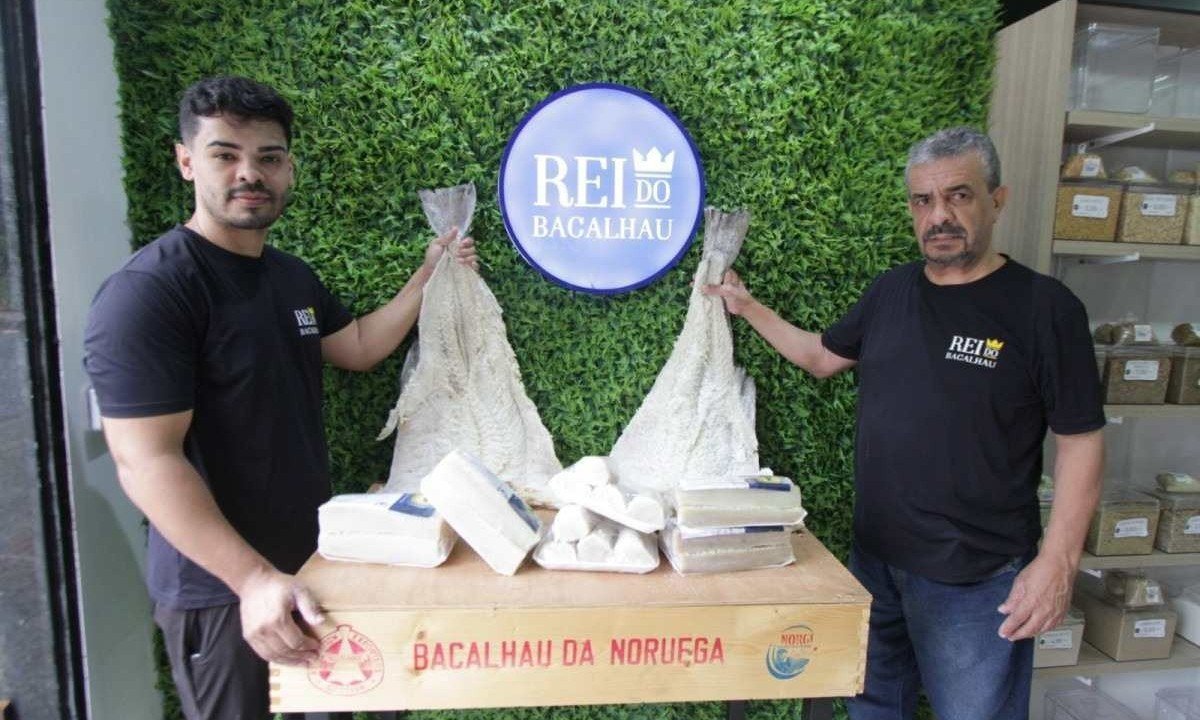 Jefferson Oliveira e o pai, Arnaldo, levam um pouco do Mercado Central para perto da casa dos clientes da Regi&atilde;o da Pampulha, que j&aacute; s&atilde;o mais de mil -  (crédito: Ed&eacute;sio Ferreira/EM/D.A Press)