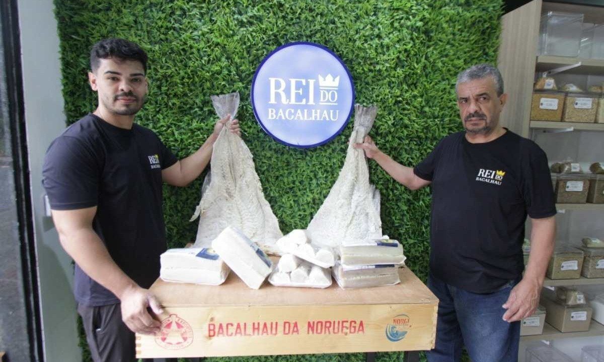 Jefferson Oliveira e o pai, Arnaldo, levam um pouco do Mercado Central para perto da casa dos clientes da Região da Pampulha, que já são mais de mil -  (crédito: Edésio Ferreira/EM/D.A Press)