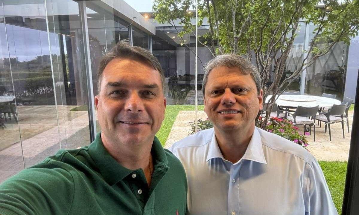 Senador Flávio Bolsonaro (PL-RJ) afirma que o governador de São Paulo Tarcísio de Freitas (Republicanos) é apoiador de Jair Bolsonaro -  (crédito: Reprodução/Redes Sociais)