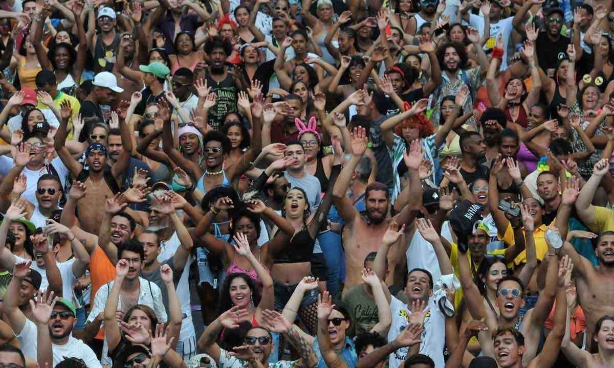 Foliões se divertem no desfile da Banda Mole do ano passado; percurso pela avenida é cercado com gradis e presença de ambulantes não é permitida -  (crédito: Gladyston Rodrigues /EM/D.A Press)