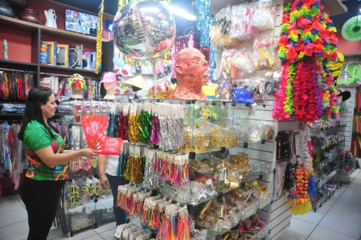 Lojas do Centro de Belo Horizonte estão apostando na venda de todos os tipos de fantasias e adereços para o Carnaval 