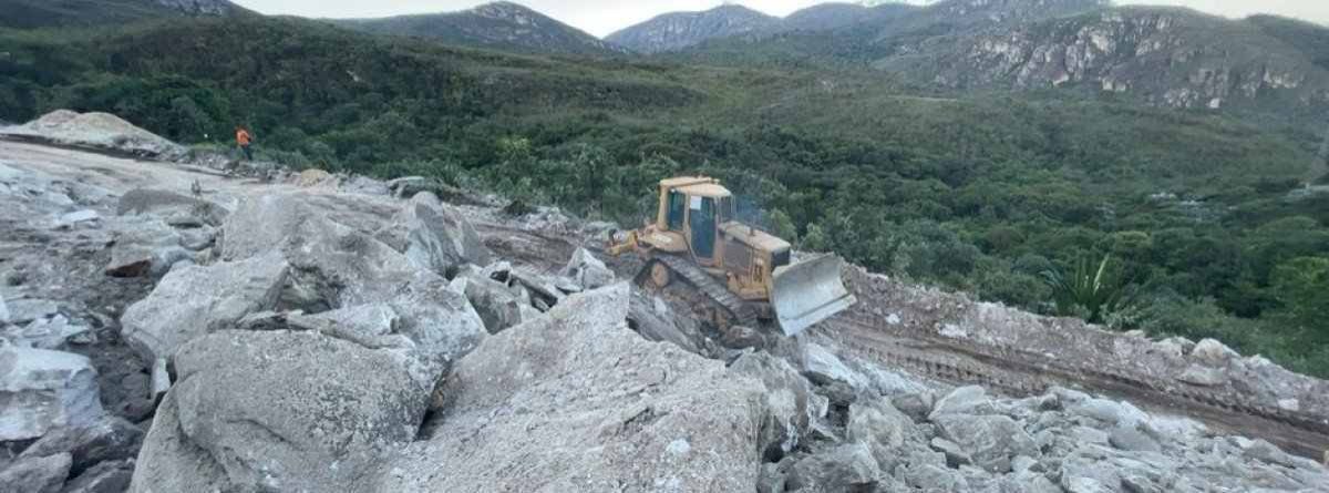 Trecho de rodovia entre Barão de Cocais e Caeté será interditado para detonação de rocha nesta sexta-feira (2/2)
 -  (crédito: DER-MG/Divulgação)