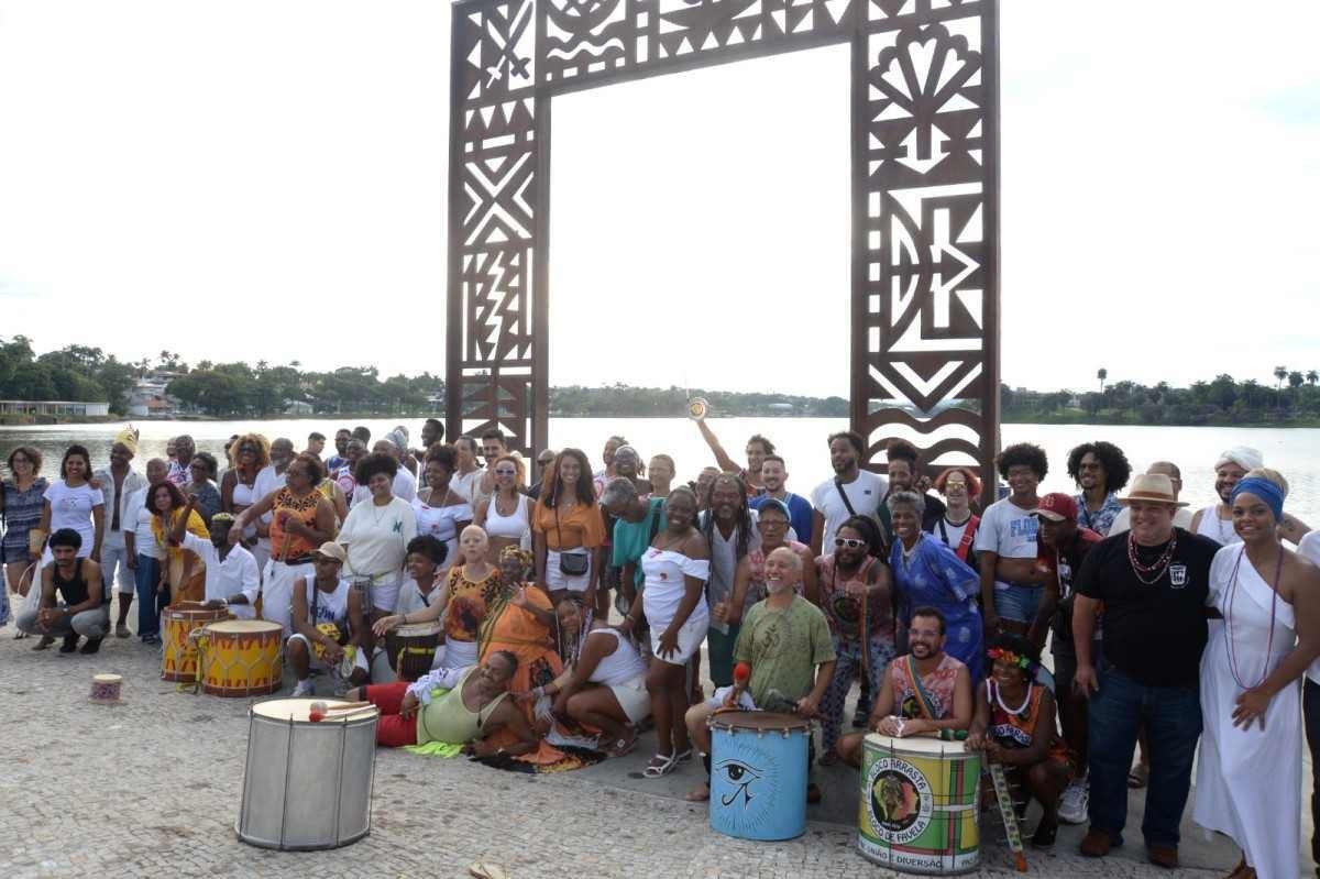 A orla da Lagoa da Pampulha, em BH, recebeu um encontro de blocos afro em homenagem à Iemanjá 