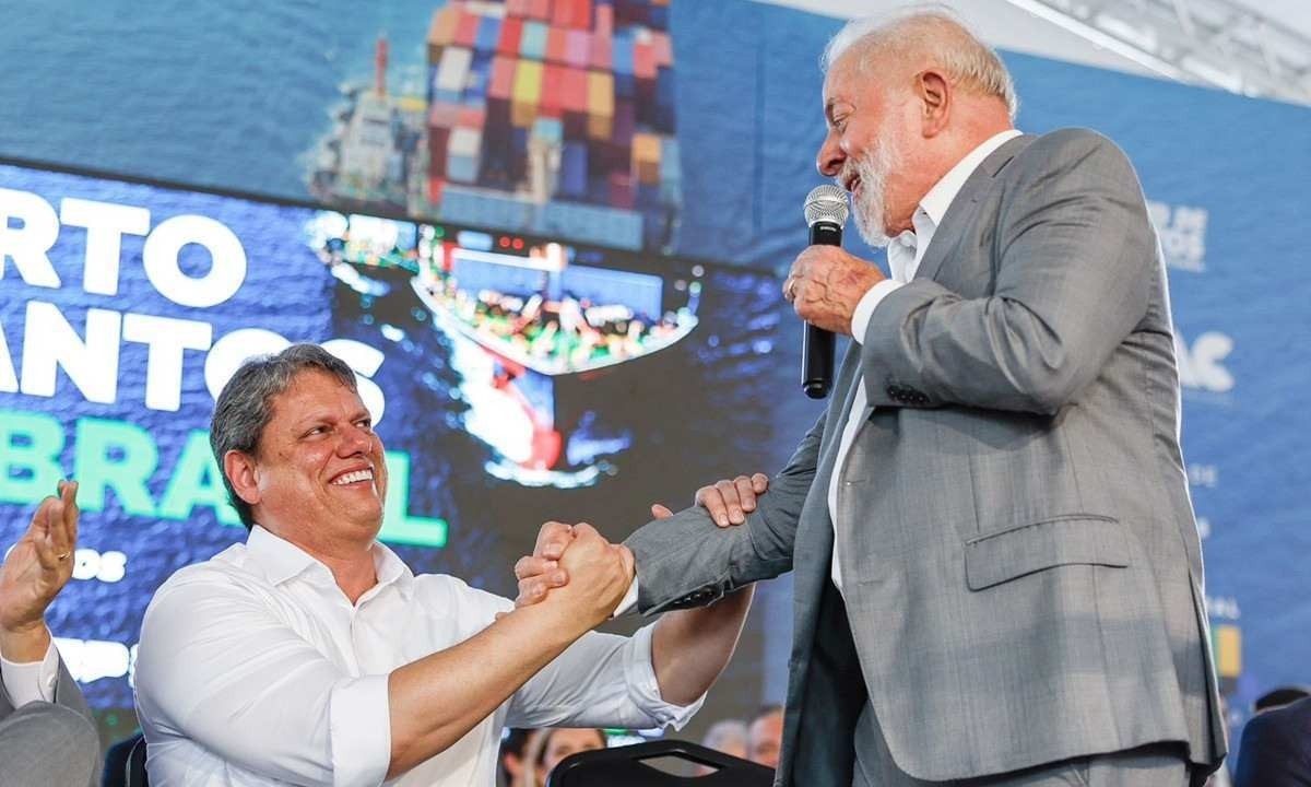 Entre sorrisos e tapinhas nas costas, o presidente Lula e o governador Tarcísio de Freitas (PR) dividiram o palanque de lançamento do projeto de construção do túnel submerso -  (crédito: Ricardo Stuckert/PR)