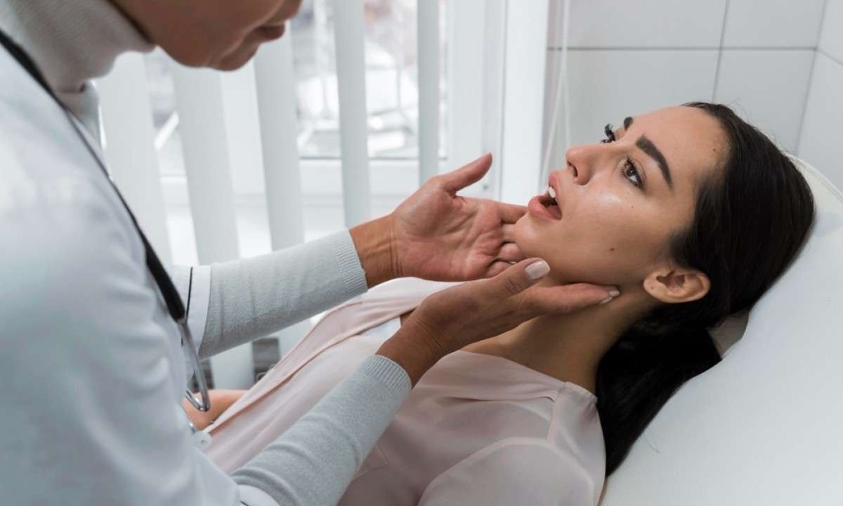 Hoje, 4 de fevereiro, é Dia Mundial de Combate ao Câncer. Muitas pessoas desconhecem os sintomas do câncer bucal, que pode ser fatal. Exames detalhados nas consultas aos dentistas podem colaborar para a prevenção e para a cura -  (crédito: Freepik)