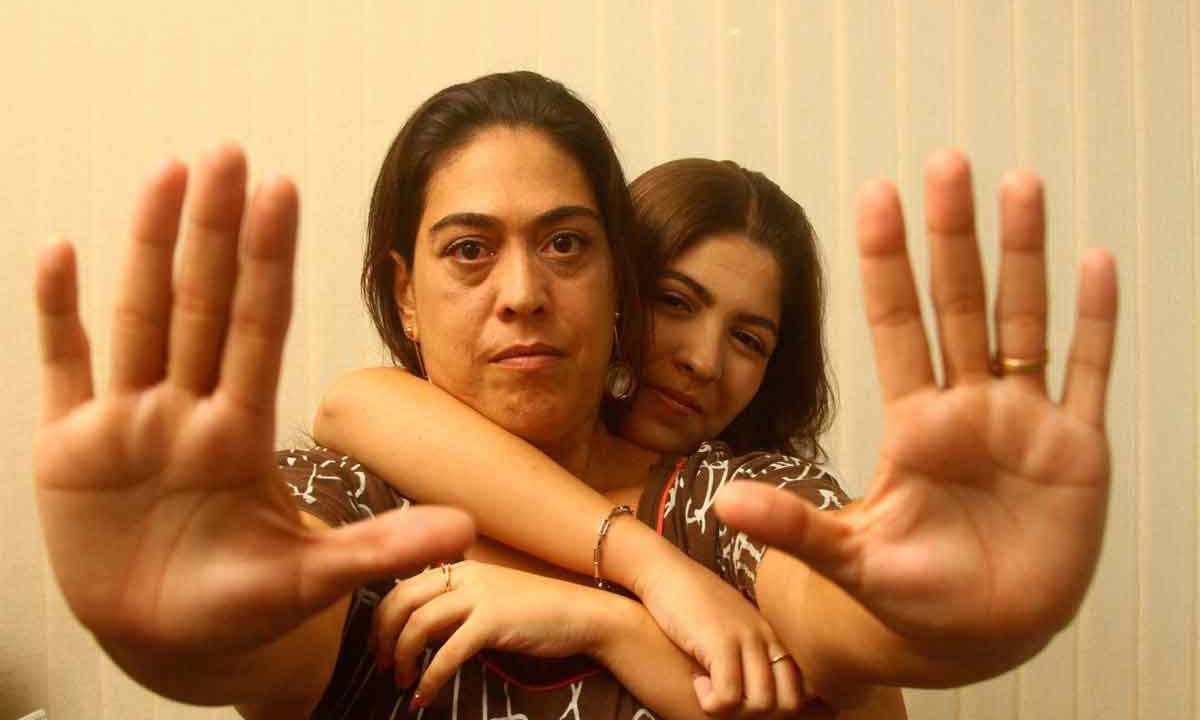 A nutricionista Isabel Albuquerque com a filha, Clara, que já foi vítima de bullying: apreensão após denúncia ignorada e mudança de escola -  (crédito: Marcos Vieira /EM/DA. Press)