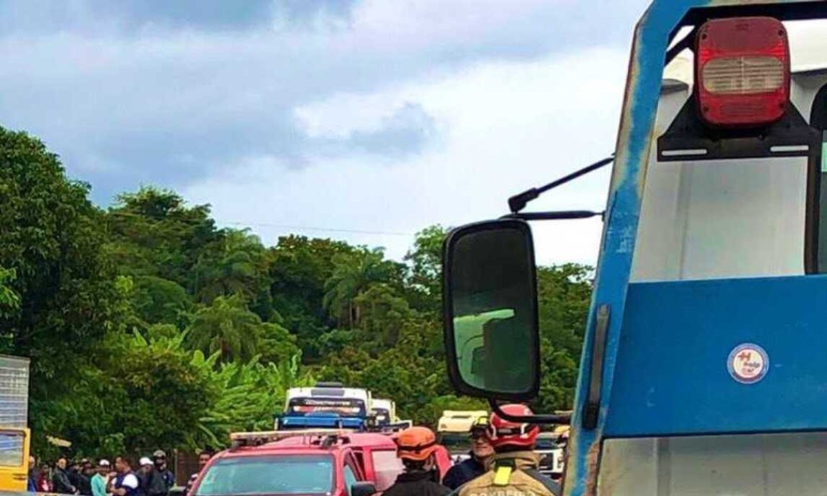 Veículo ficou destruído após o acidente -  (crédito: Redes Sociais)