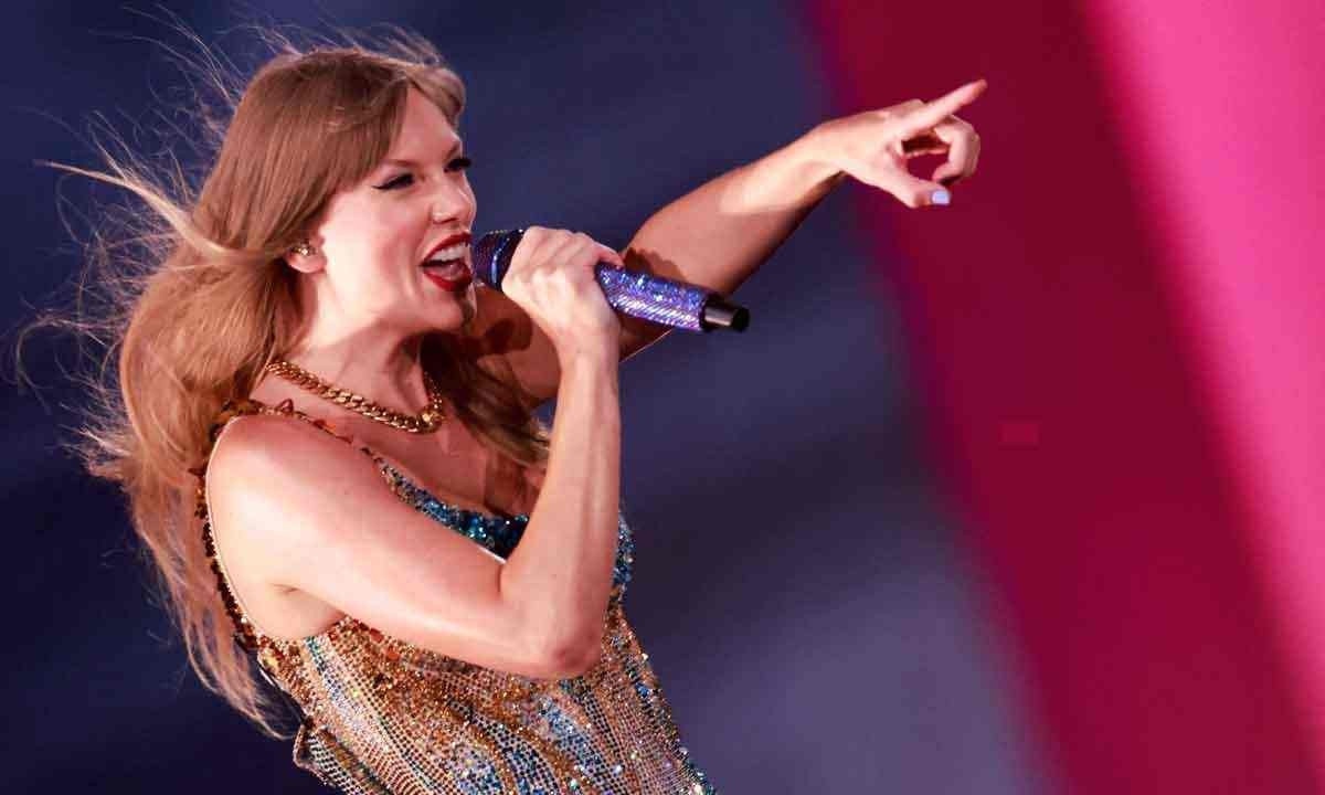 Se conquistar o principal prêmio da noite, Taylor Swift passa a ser a artista com o maior número de gramofones na categoria (quatro)  -  (crédito: Michael Tran/ AFP)