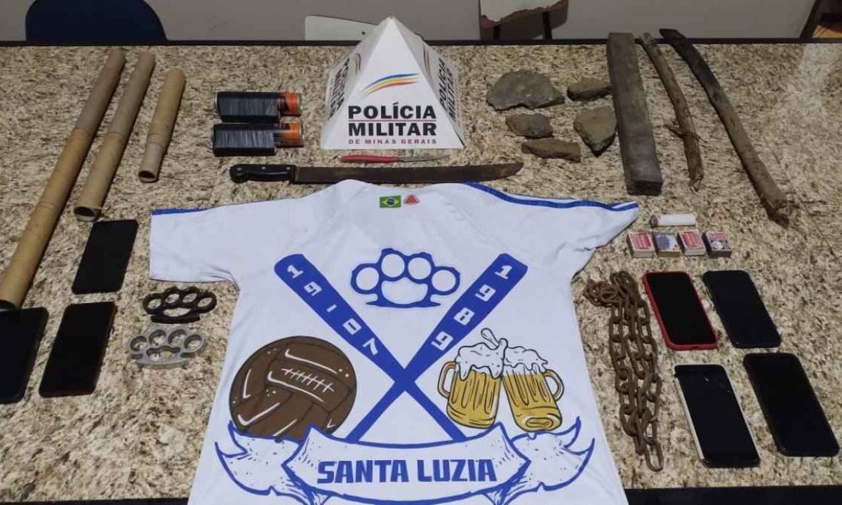 Material encontrado com os torcedores foi apreendido -  (crédito: Polícia Militar/Divulgação)