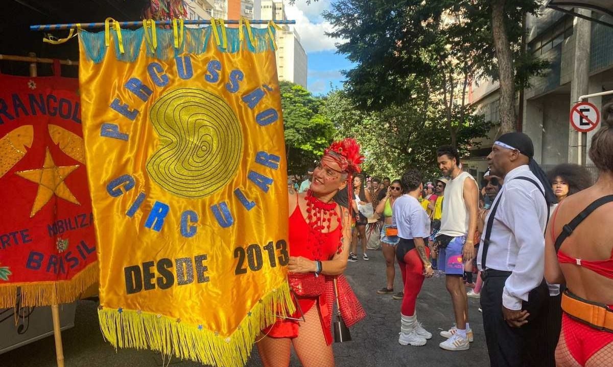Em 2024, a Percussão Circular faz a festa do carnaval comemorando 10 anos de existência Estandarte da Percussão Circular