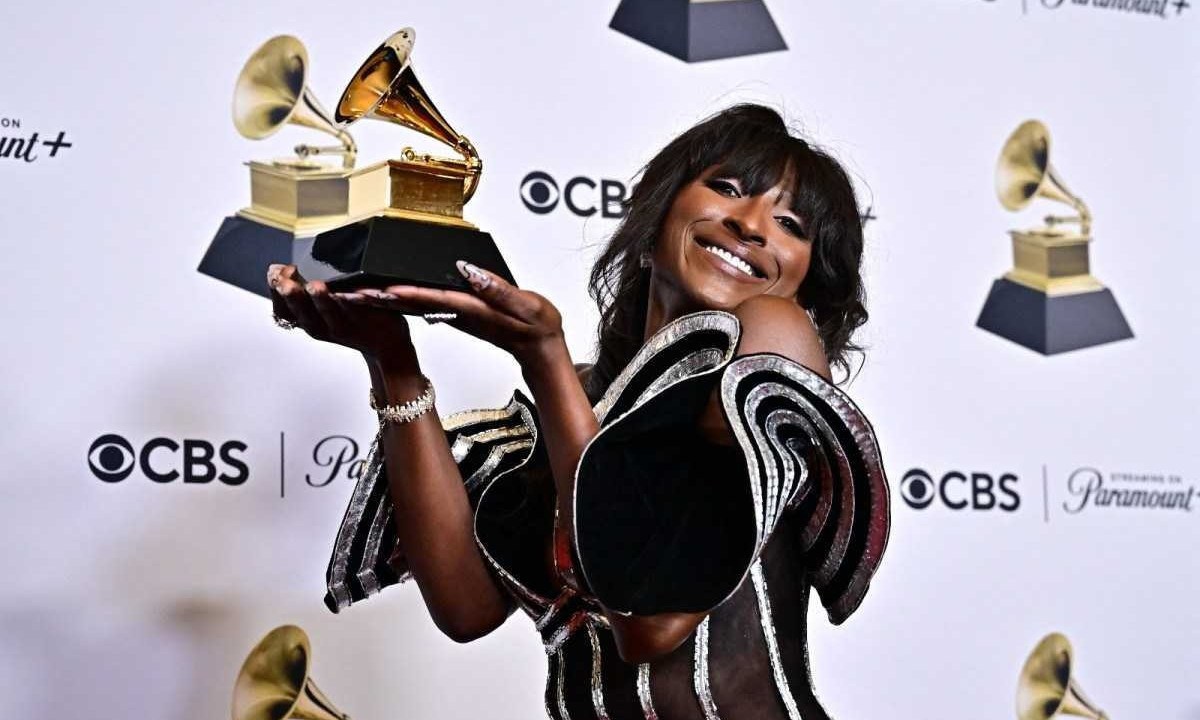 A cantora Susan Carol posa na sala de imprensa com o Grammy de Melhor Performance de R&B Tradicional por 