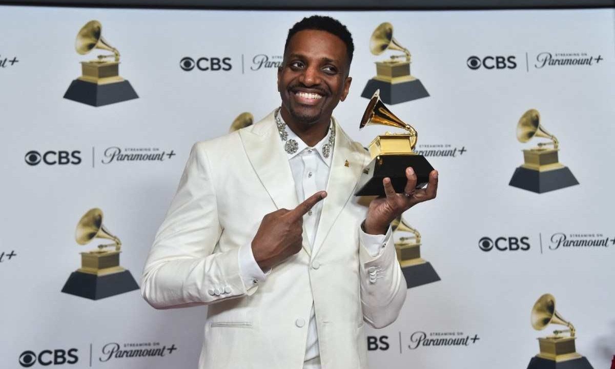 J. Ivy, vencedor do prêmio de "Melhor Álbum de Poesia Falada" por "The Light Inside", posa na sala de imprensa durante o 66º GRAMMY Awards -  (crédito: Alberto E. Rodriguez / GETTY IMAGES NORTH AMERICA / Getty Images via AFP)