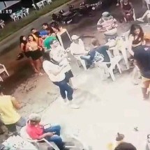 Vídeo: briga em bar termina com jovem de 21 anos executado e nove feridos - Câmera de monitoramento/Reprodução