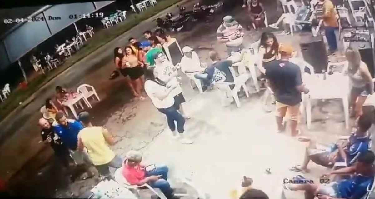 Vídeo: briga em bar termina com jovem de 21 anos executado e nove feridos