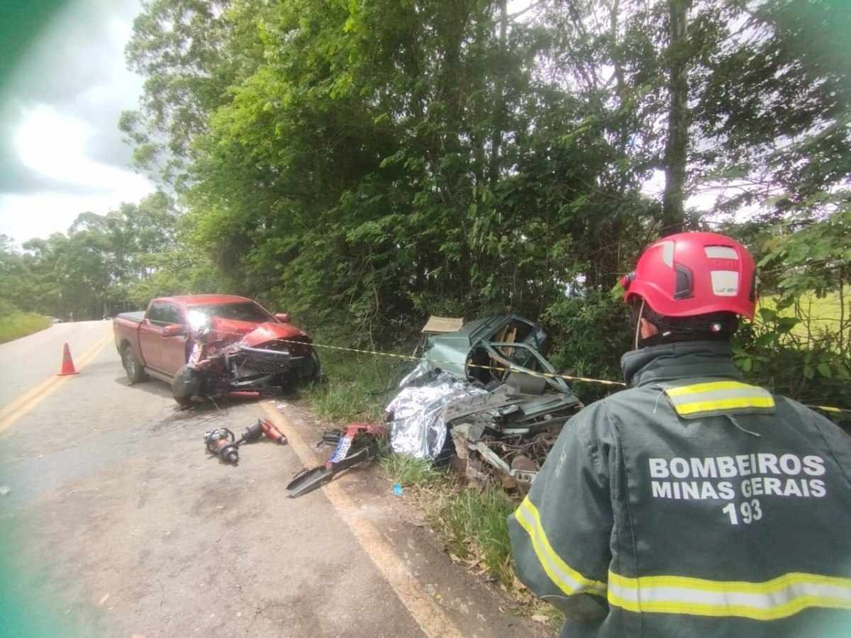 Acidente entre dois carros deixa três mortos na Região Central de Minas