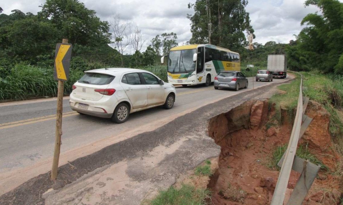 Ao longo da estrada, vimos vários buracos que tomaram conta do acostamento e ameaçam chegar às pistas, como este em Martins Soares (MG) -  (crédito: Edésio Ferreira/EM/D.A Press)