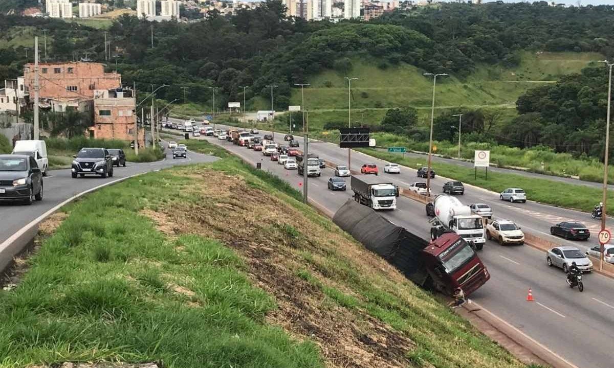 Trânsito flui com lentidão pela pista da esquerda e pista central do Anel Rodoviário -  (crédito: Edesio Ferreira/EM/D.A Press)