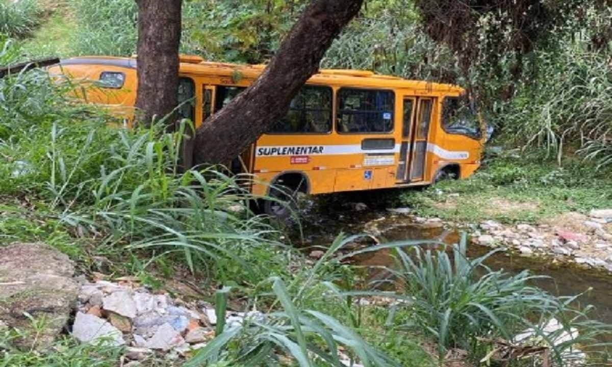 Micro-ônibus perdeu os freios e foi parar dentro do córrego Tamboril -  (crédito: CBMMG)