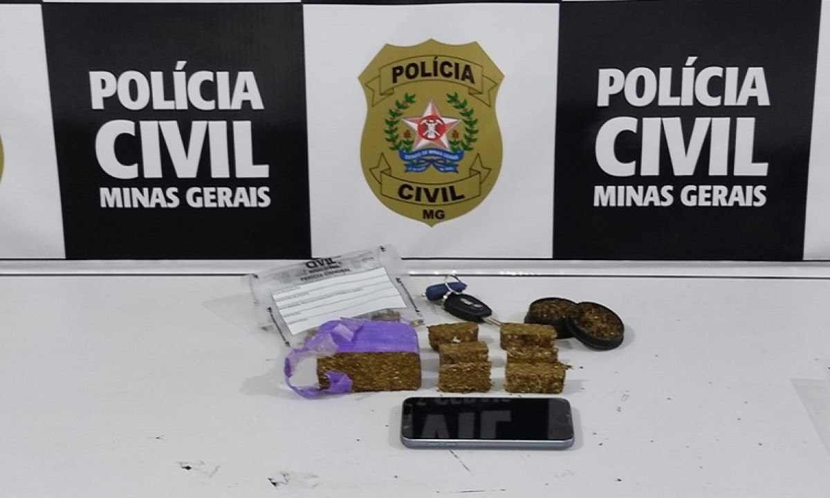 Droga e celular apreendidos na casa do suspeito -  (crédito: PCMG)