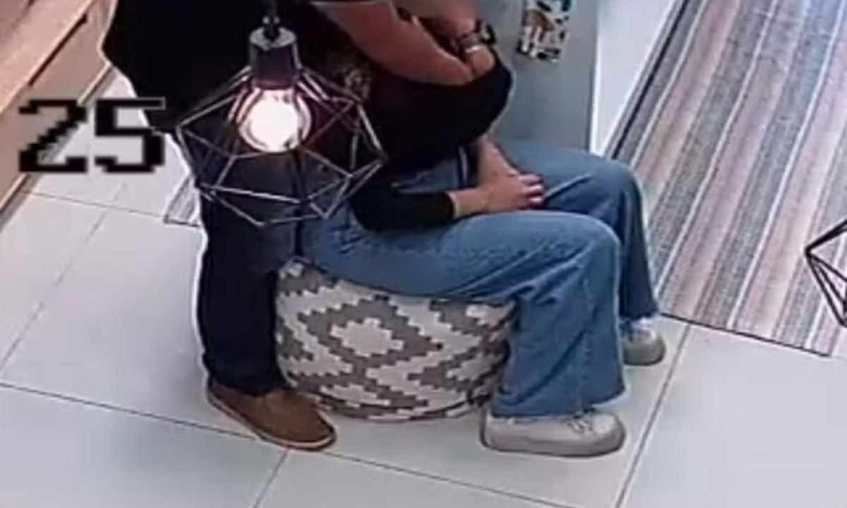 Cliente sendo apalpada pelo falso massagista. -  (crédito: Reprodução)