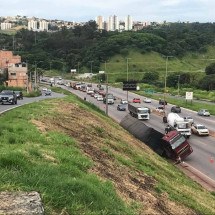 Carreta tombada complica trânsito no Anel Rodoviário, em BH - Edesio Ferreira/EM/D.A Press