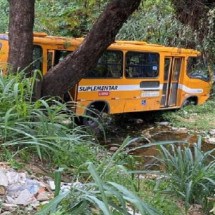 Micro-ônibus perde os freios e cai em córrego na capital - CBMMG