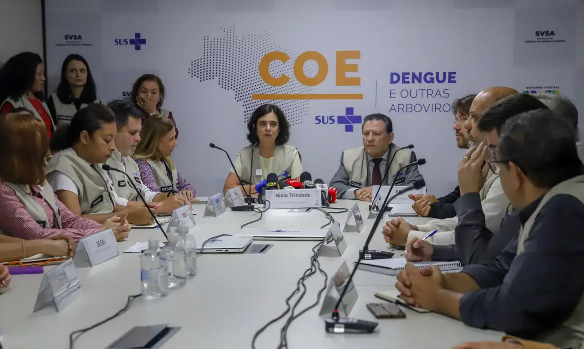 Ministério da Saúde estuda ampliar oferta da vacina contra dengue  - EBC - Saúde