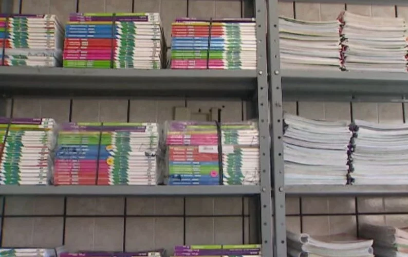 Material escolar usado gera “nova profissão”:  apagadora de livros - Reprodução Tv Globo