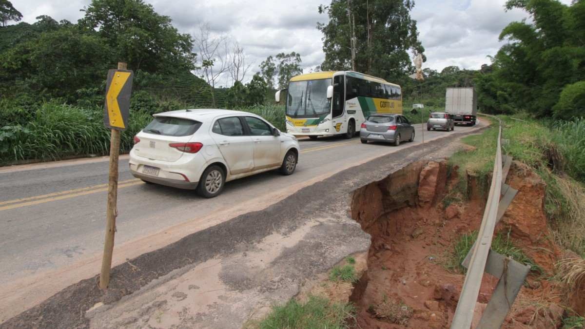 Ao longo da estrada, vimos vários buracos que tomaram conta do acostamento e ameaçam chegar às pistas, como este em Martins Soares (MG)