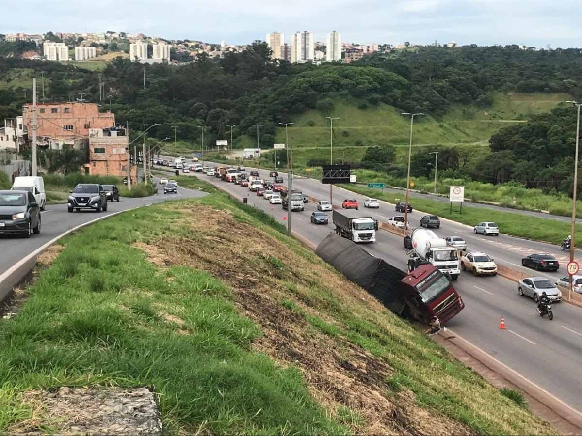 Carreta tombada complica trânsito no Anel Rodoviário, em BH