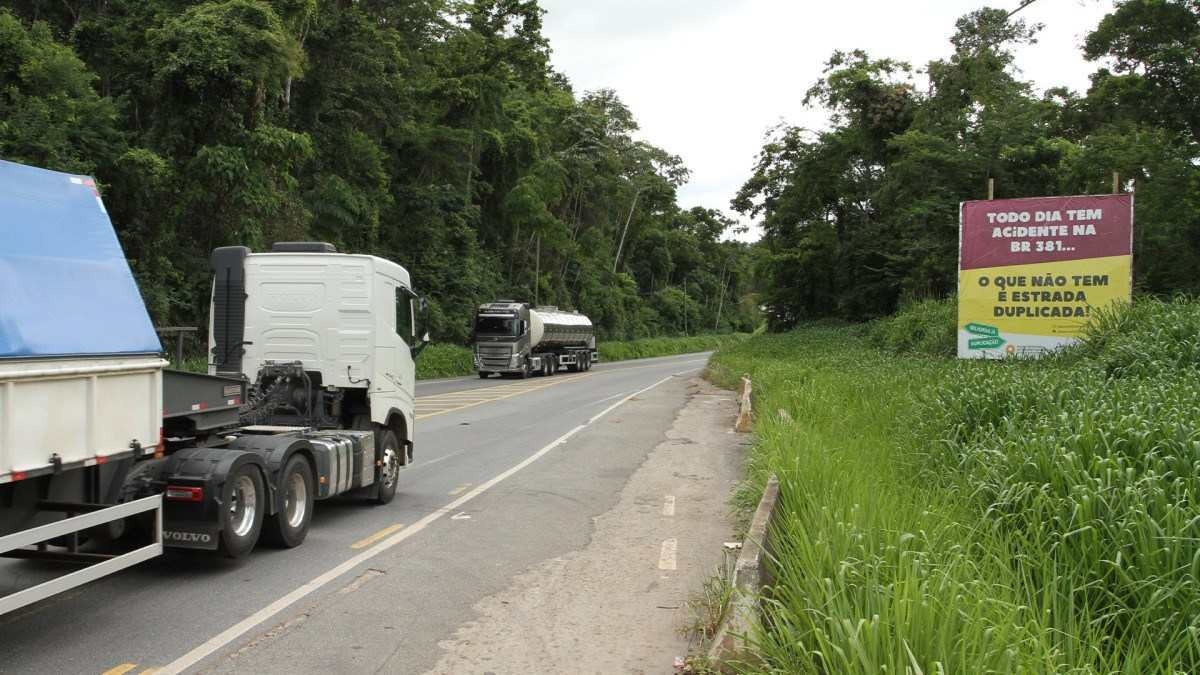 No fim do trecho duplicado da BR-381, em Barão de Cocais (MG), uma placa cobra pela duplicação de toda a estrada