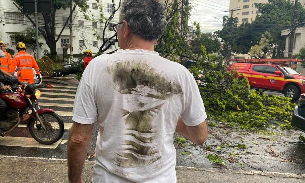 Júlio Coelho, de 66 anos, aguardava o trânsito da Avenida Getúlio Vargas para atravessar a via quando a árvore caiu. Um carro amorteceu a queda do tronco, que ainda o atingiu nas costas -  (crédito: Clara Mariz/EM/D.A. Press)