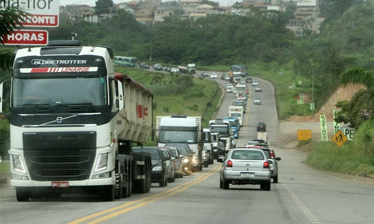 Trânsito intenso na BR-381, sentido Vitória, em Belo Horizonte -  (crédito: Edesio Ferreira/EM/D.A Press)