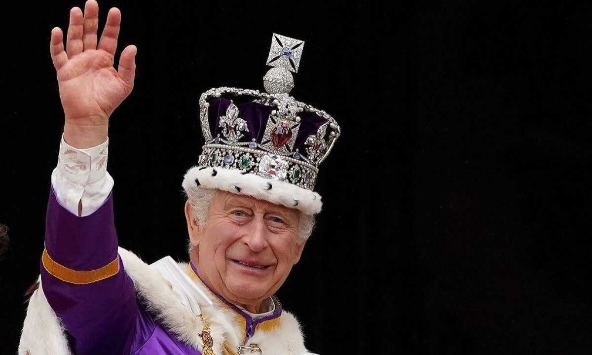 Rei Charles III acena com o braço direito -  (crédito: Stefan Rousseau / POOL / AFP)