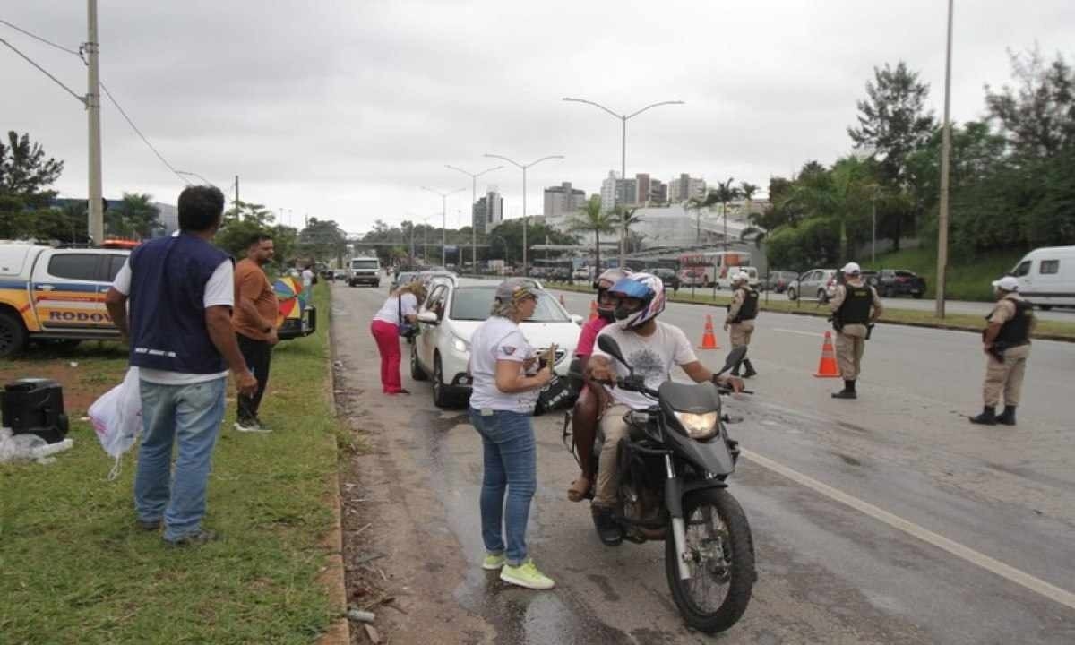 Os motoristas no local receberam materiais educativos com dicas de segurança, ressaltando a importância de respeitar as leis de trânsito. -  (crédito: Edésio Ferreira/E.M./D.A. Press)