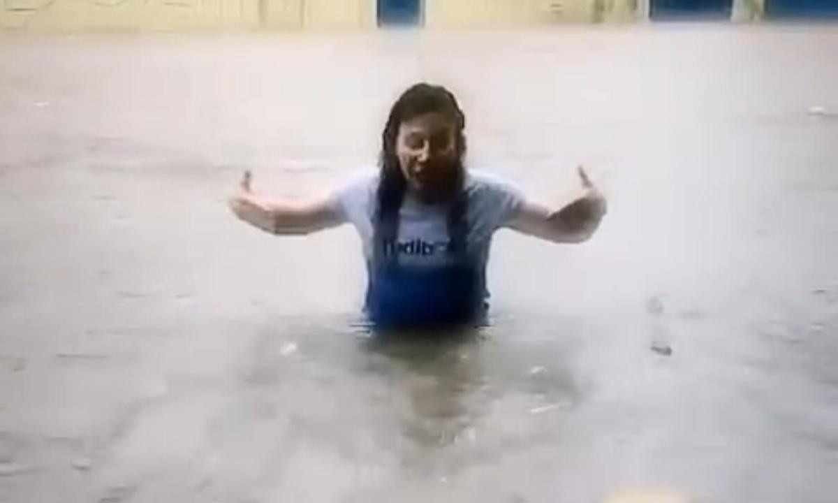 A empresária Fabiana Martins entrou no meio da água após alagamento provocado pela chuva. -  (crédito: Reprodução Redes Sociais)