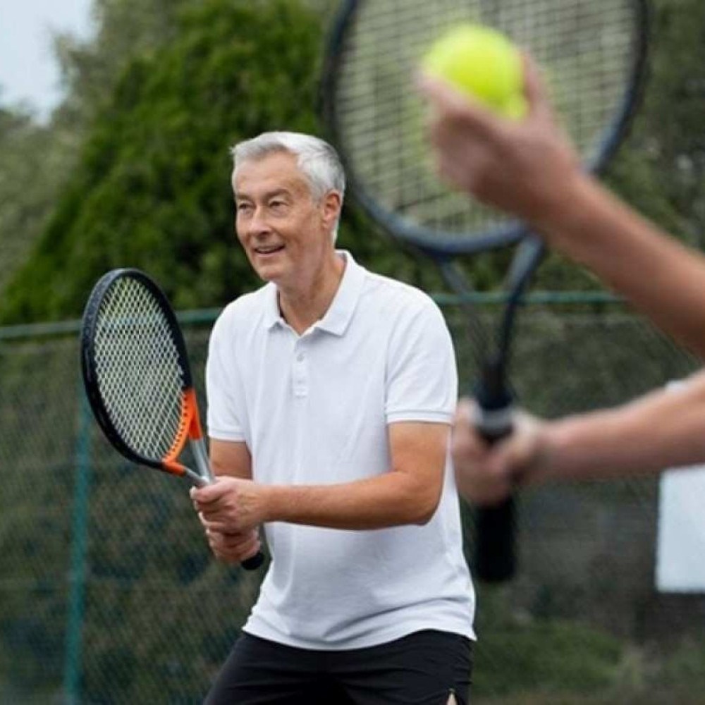 Jogar tênis faz idosos terem equilíbrio de jovens de 20 anos, revela estudo  - Jornal Metropolitano SP